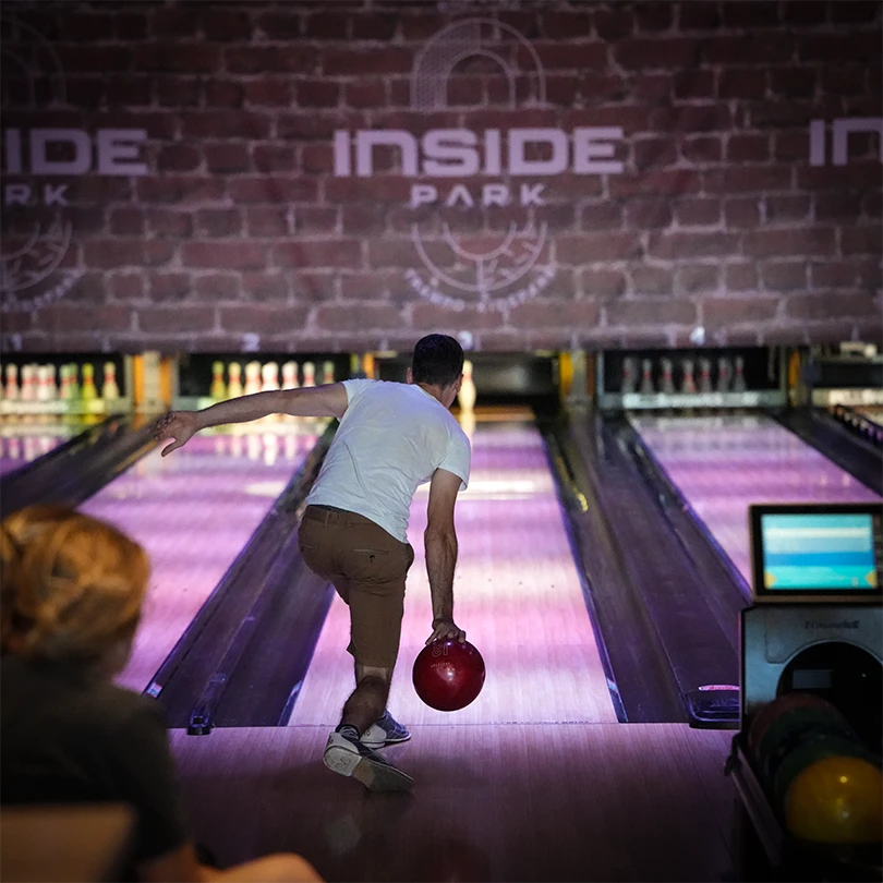 Joueur de bowling sur la piste d'Inside Park