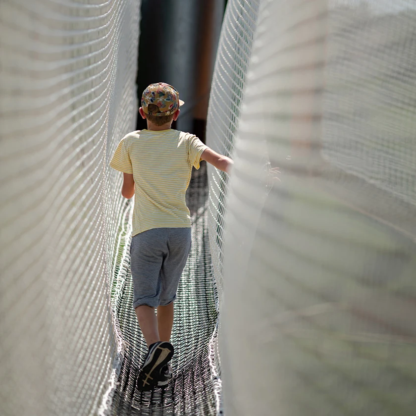 Enfant dans accro spider Inside Park