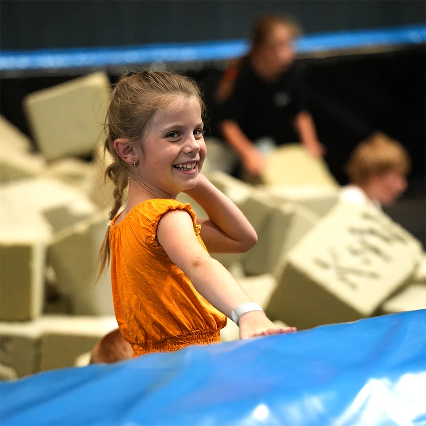Petite fille jouant dans le trampoline à inside Park