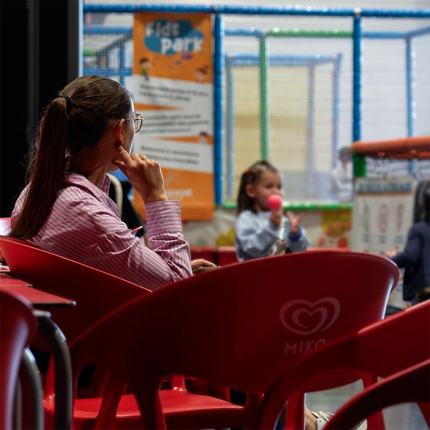 Parent surveillant son enfant au kids park