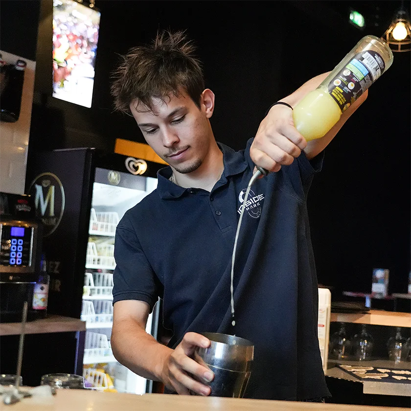 barman en train de préparer un cocktail à Inside Park