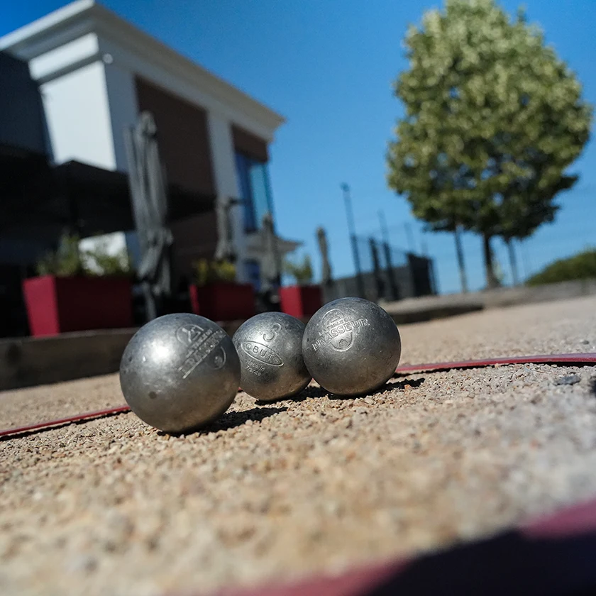 boules de pétanque sur terrain de La Table du Brasseur