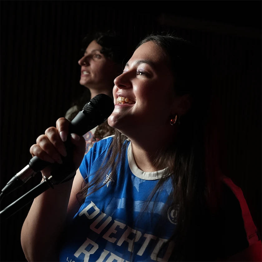 chanteuse karaoké avec micro dans karaoké box