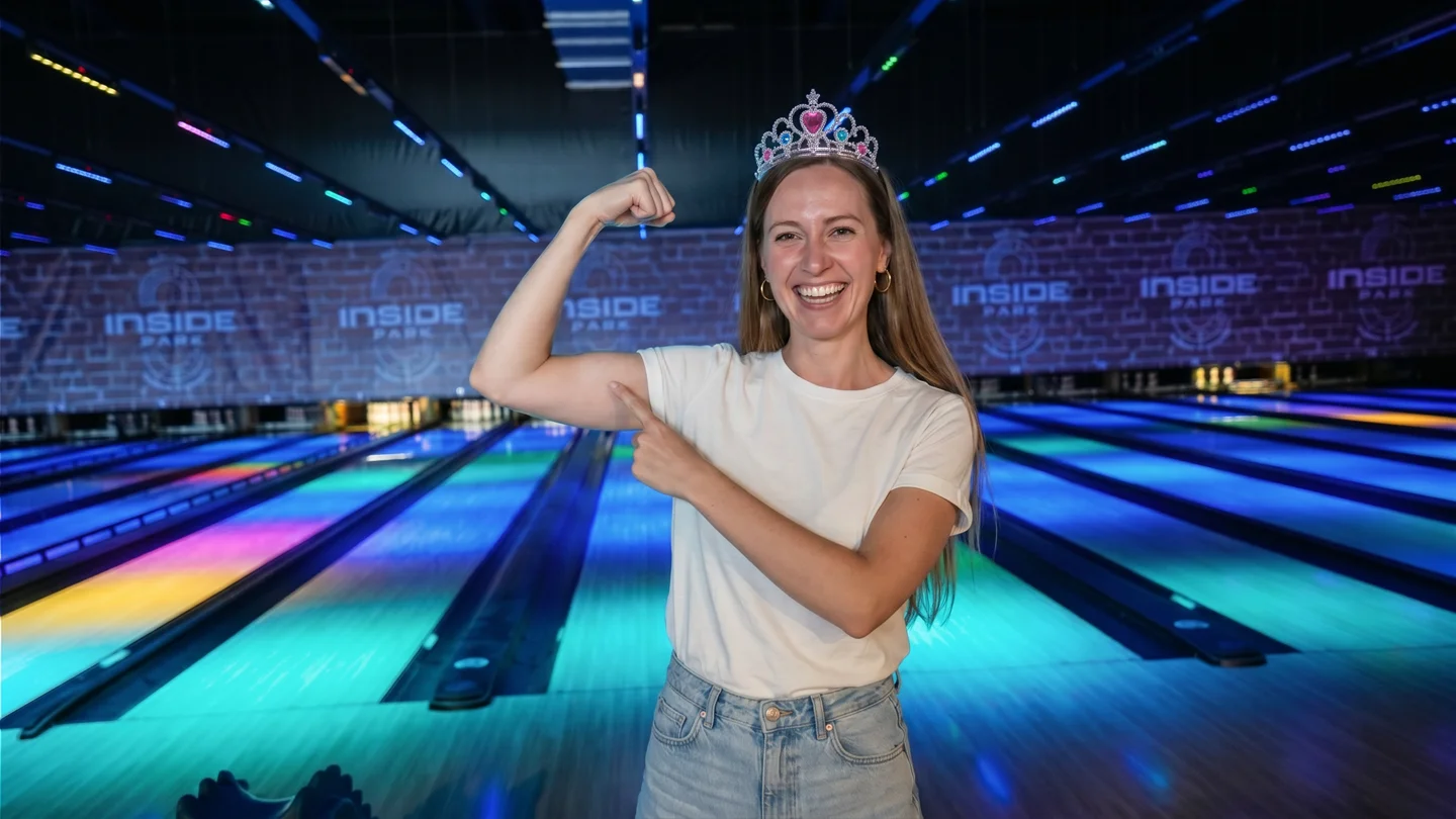 Future mariée fière d'avoir fait un strike au bowling à Inside Park