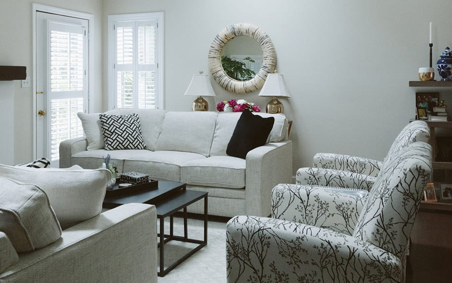 A living room filled with furniture and a fire place.
