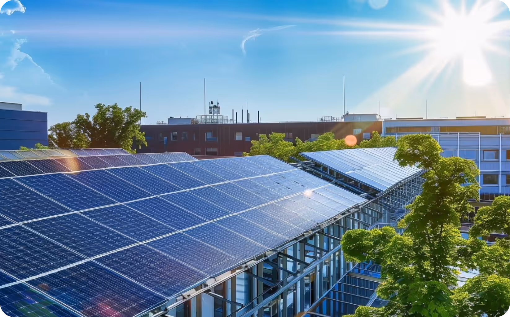 Mehrfamilienhaus mit großflächiger PV-Anlage. Solarpflicht für Deutschland? Die Faktenlage im Überblick - PV-Fachwissen von metergrid