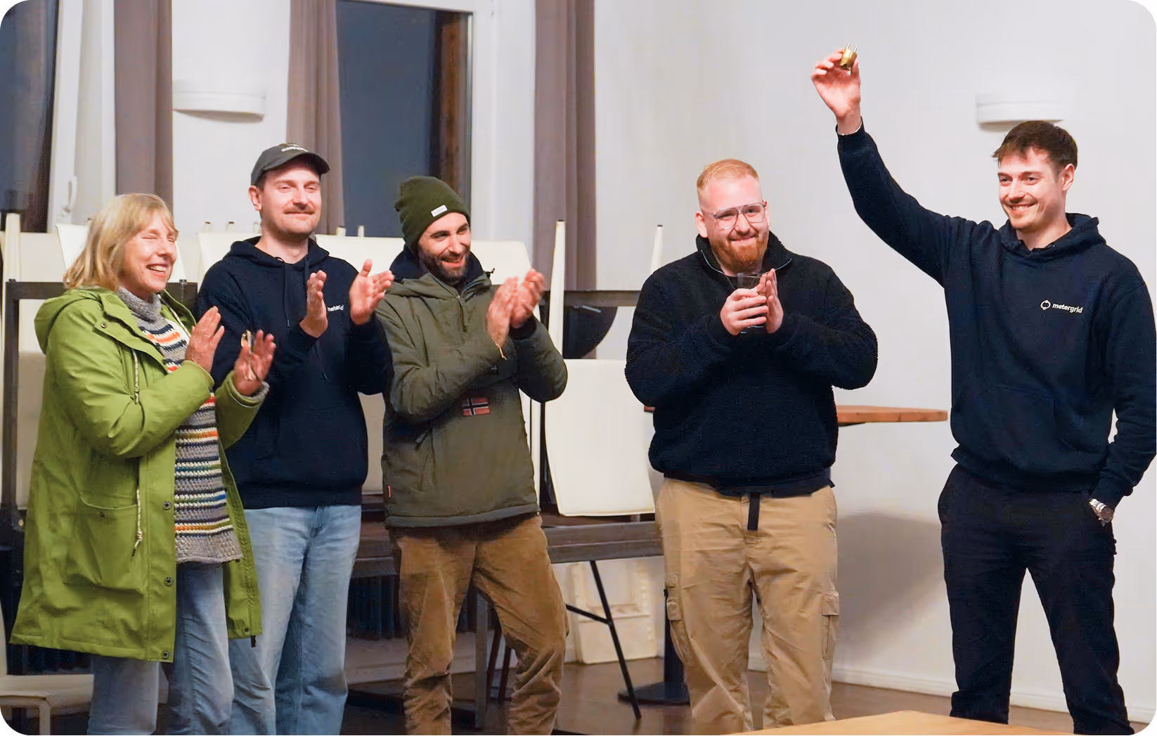 Übergabe des "goldenen Steckers": ein inoffizieller Wanderpokal. Das Team von Henrik Buhl und Ina Rathfelder freut sich bei der Preisverleihung nach der Team-Challenge