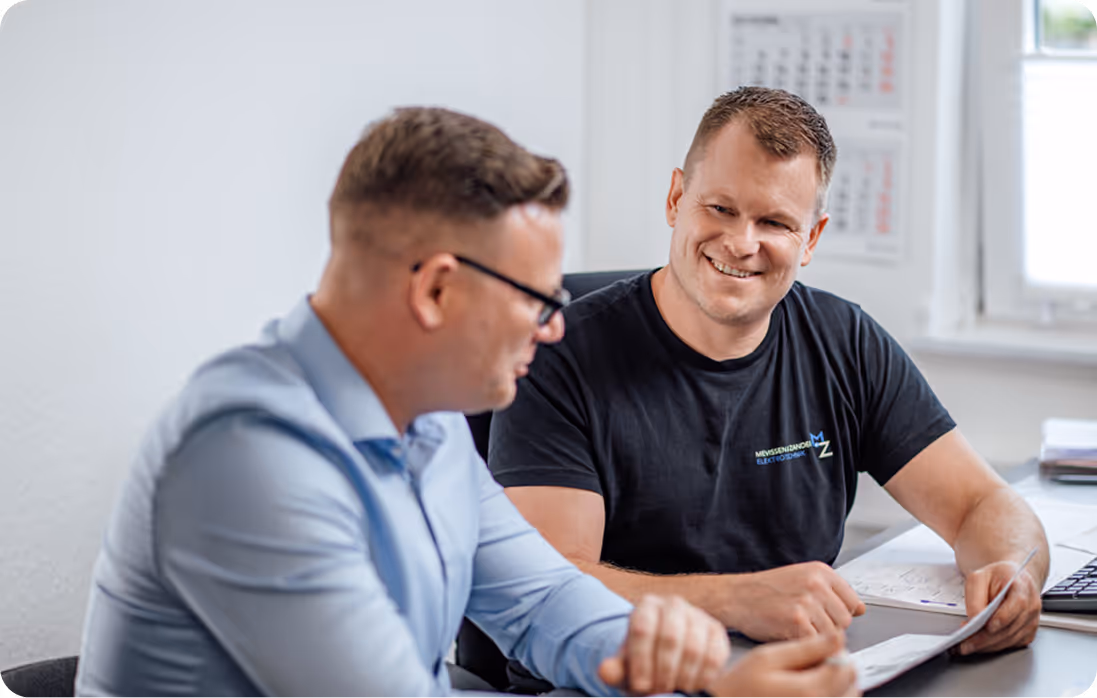 Projektbericht Mieterstrom in Mönchengladbach: metergrid Kunde und Anlagenbetreiber im Gespräch mit Techniker von Zander Elektrotechnik, einem metergrid Partner