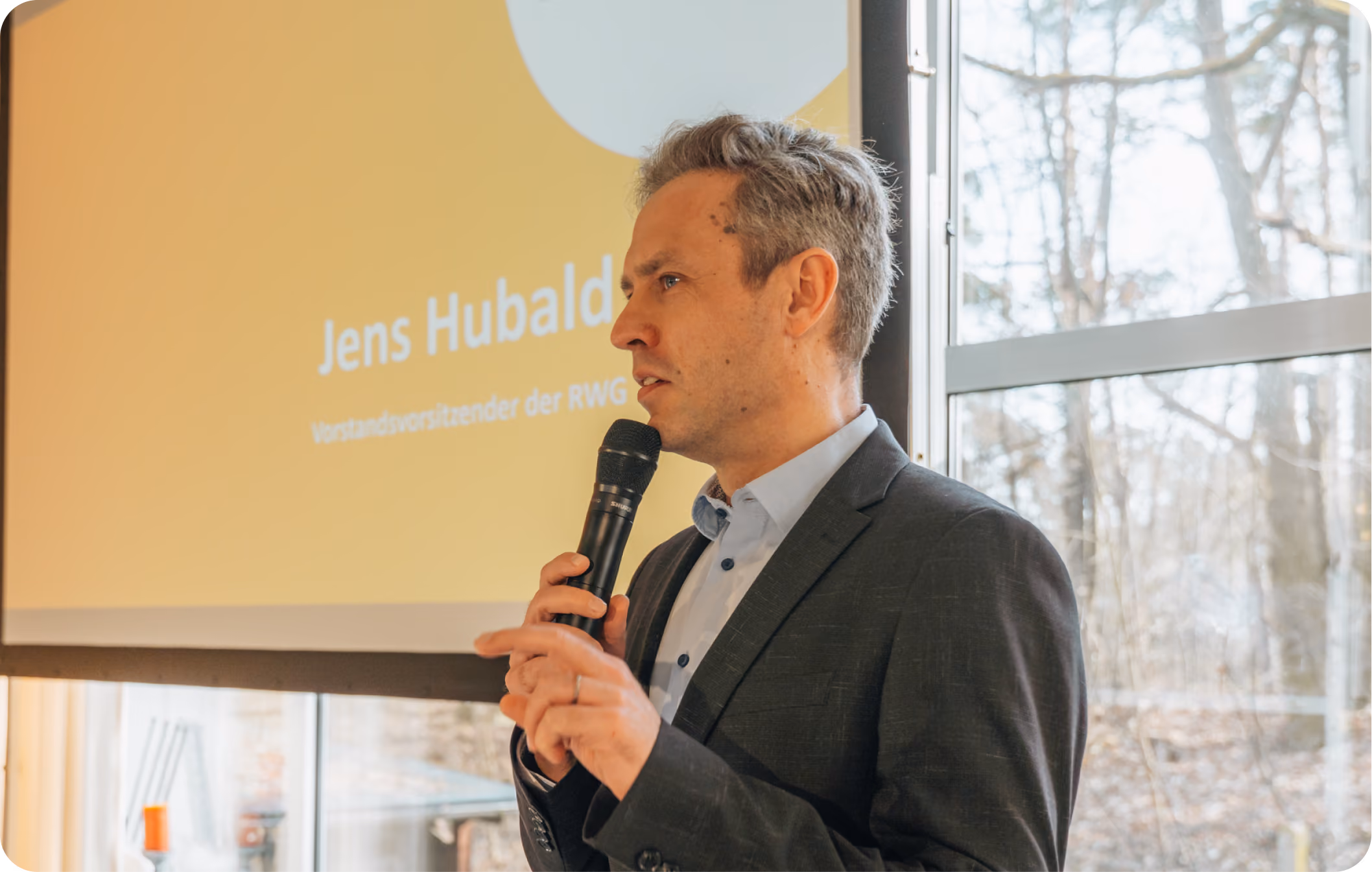 Herr Hubald, Vorstand der Rathenower Wohnungsbaugenossenschaft bei der Vorstellung auf der Mieter-Veranstaltung des neuen Mieterstromprojekts
