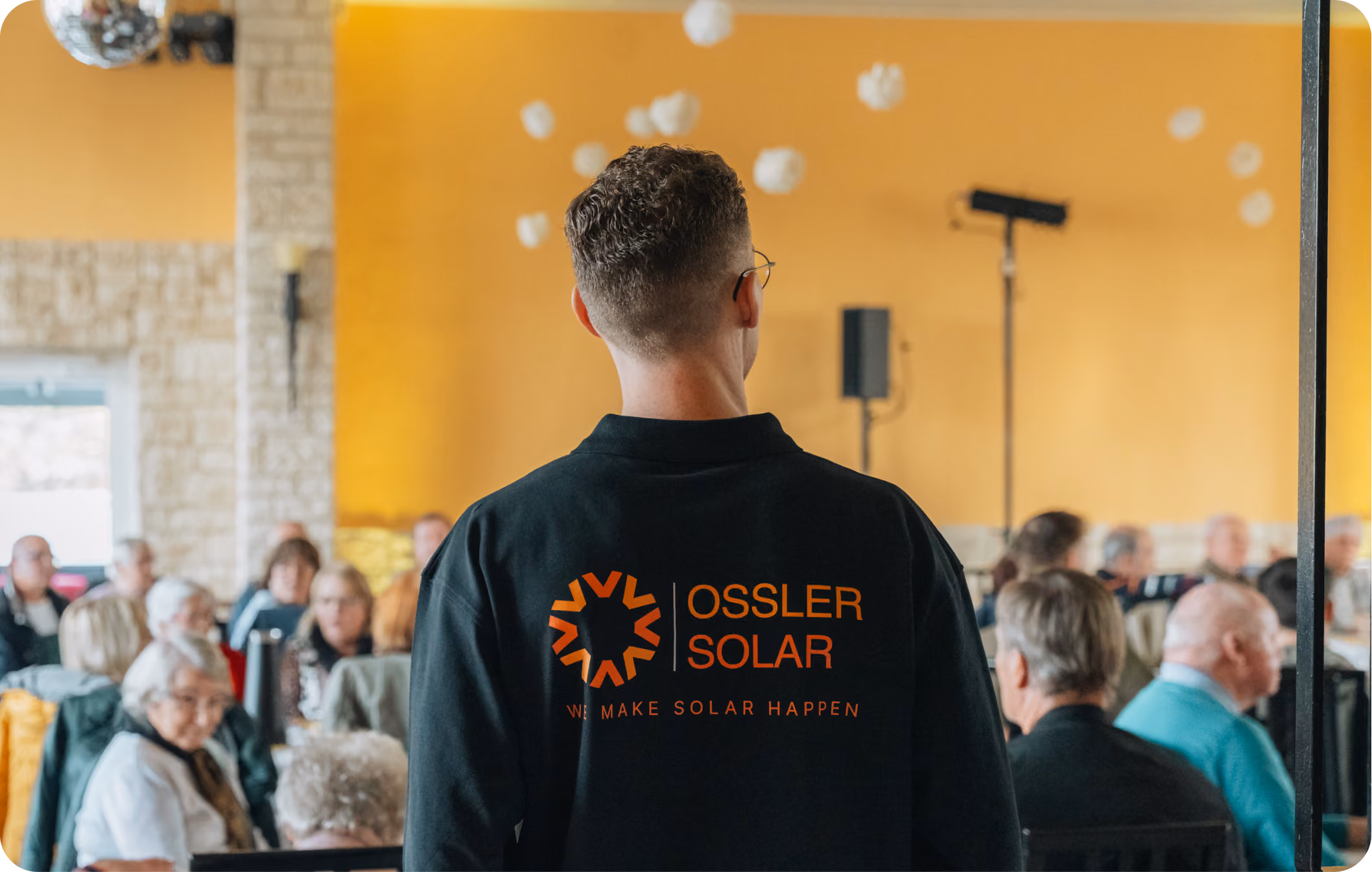 Ossler Solar Mitarbeiter bei der Mieterstrom-Veranstaltung für Mieter der Gebäude des Mieterstromprojekts zur lokalen Mieterakquise