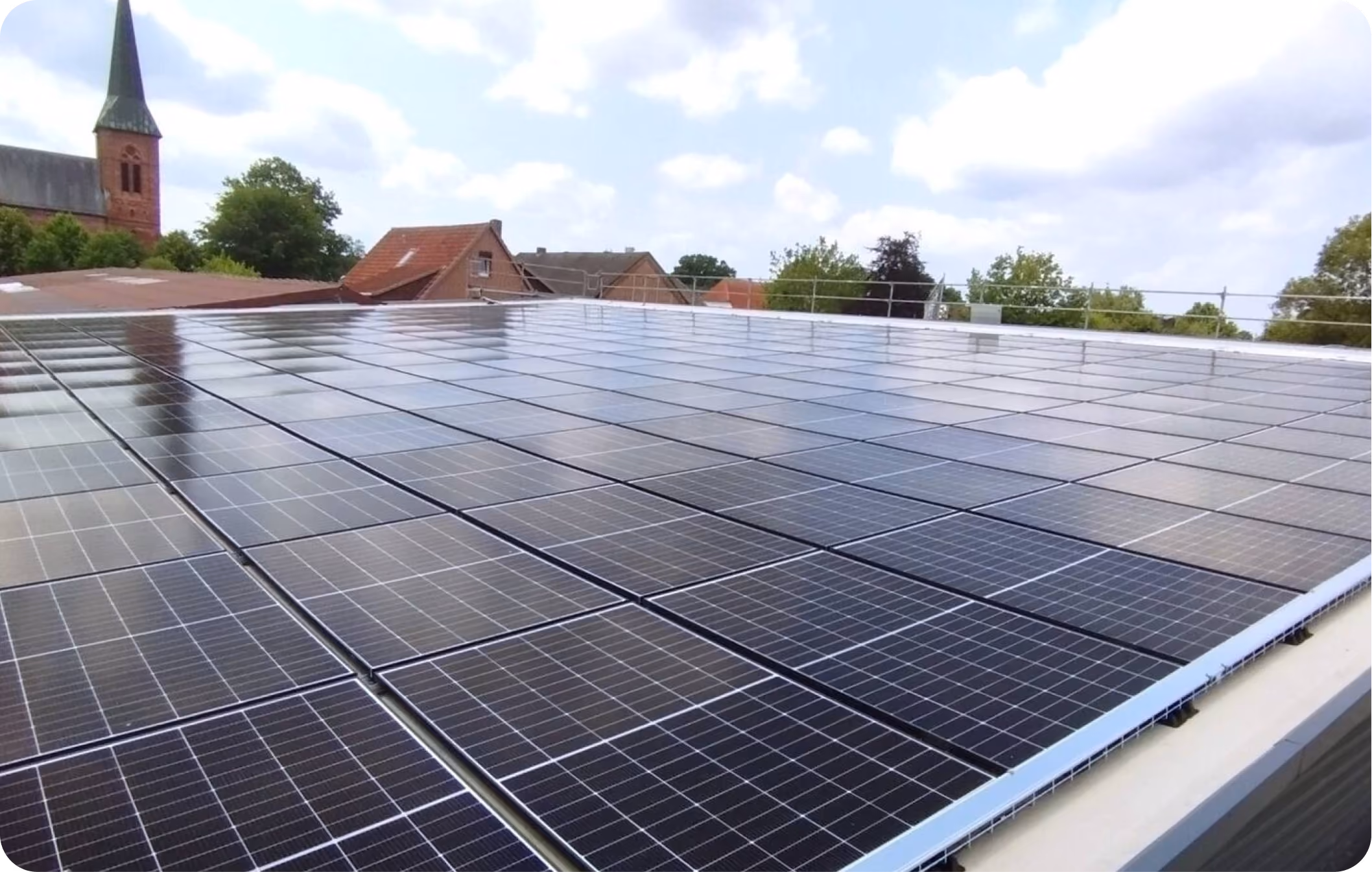 Projektbericht Ossler Solar: PV-Anlage auf dem Dach der Gebäudegruppe 1 in Rathenow des gemeinsamen Mieterstromprojekts mit metergrid
