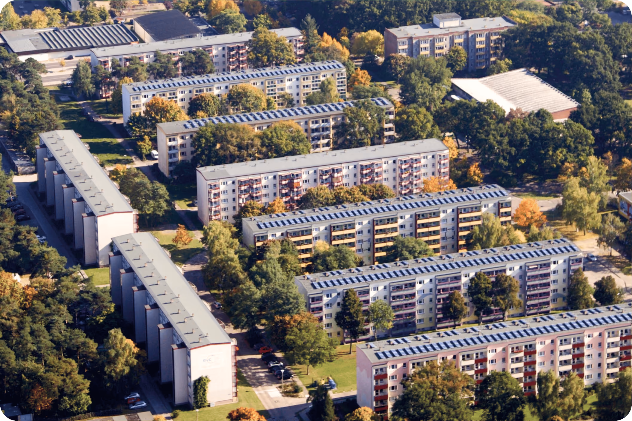 Titelbild Referenzcase Ossler Solar in Rathenow: Luftaufnahme der Gebäudegruppe 1 des Mieterstromprojekts mit metergrid