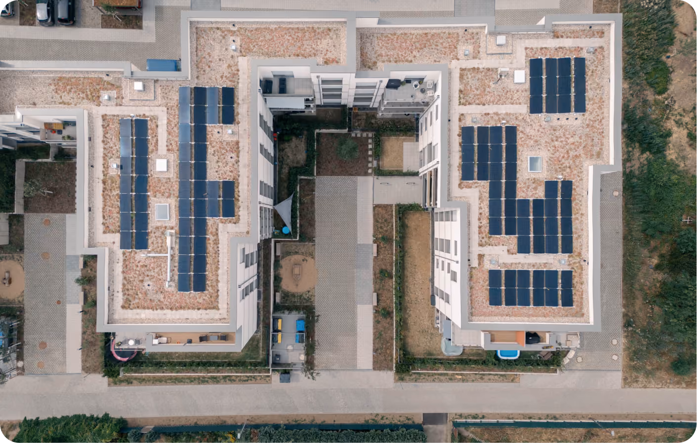 Luftaufnahme der PV-Anlage eines der Gebäude im Neubauquartier Kärntnerviertel; Projektbericht zu erfolgreichem Mieterstromprojekt von metergrid und GWW Wiesbaden