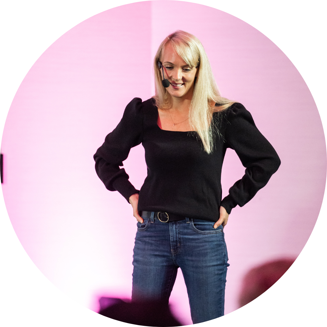 Shelley Lavery spricht auf einer Bühne bei einer Veranstaltung