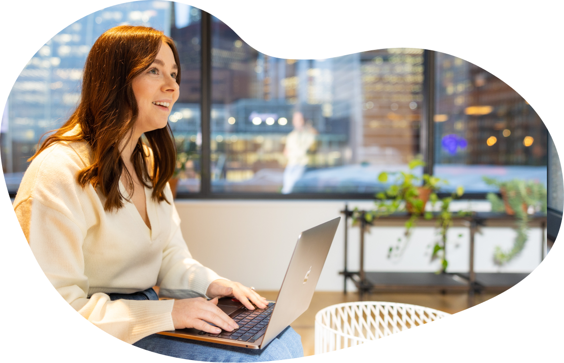 Jiminny-Mitarbeiterin arbeitet in einem Shared-Working-Space in London