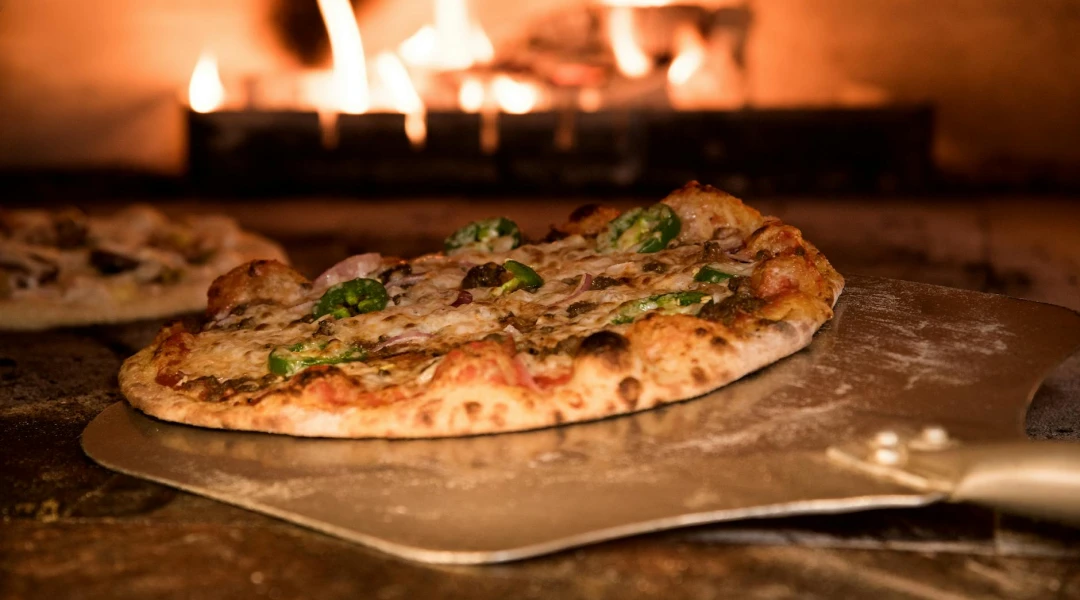 Pizza sur une planche à pizza