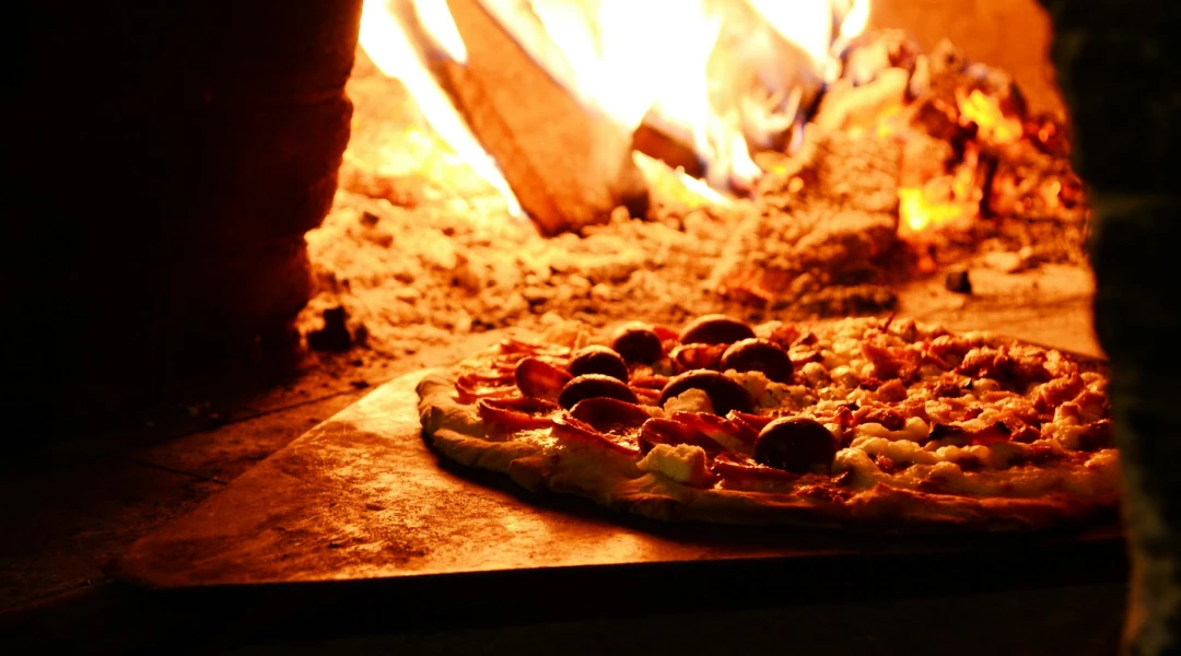 Pizza dans un four à pizza