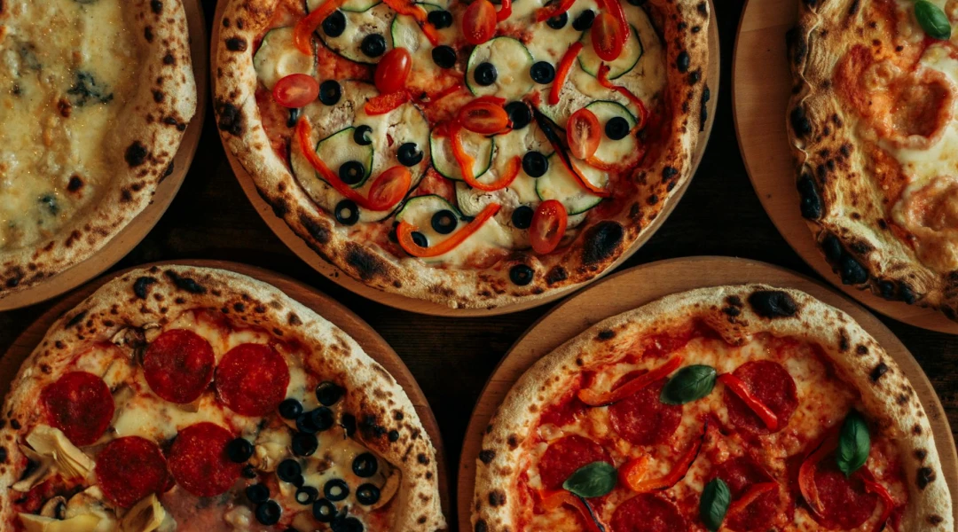 Des pizzas sur une table