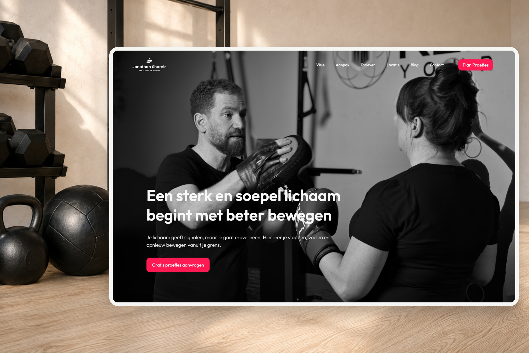 Webflow website van Jonathan Shamir Personal Training op een scherm in een sportschool