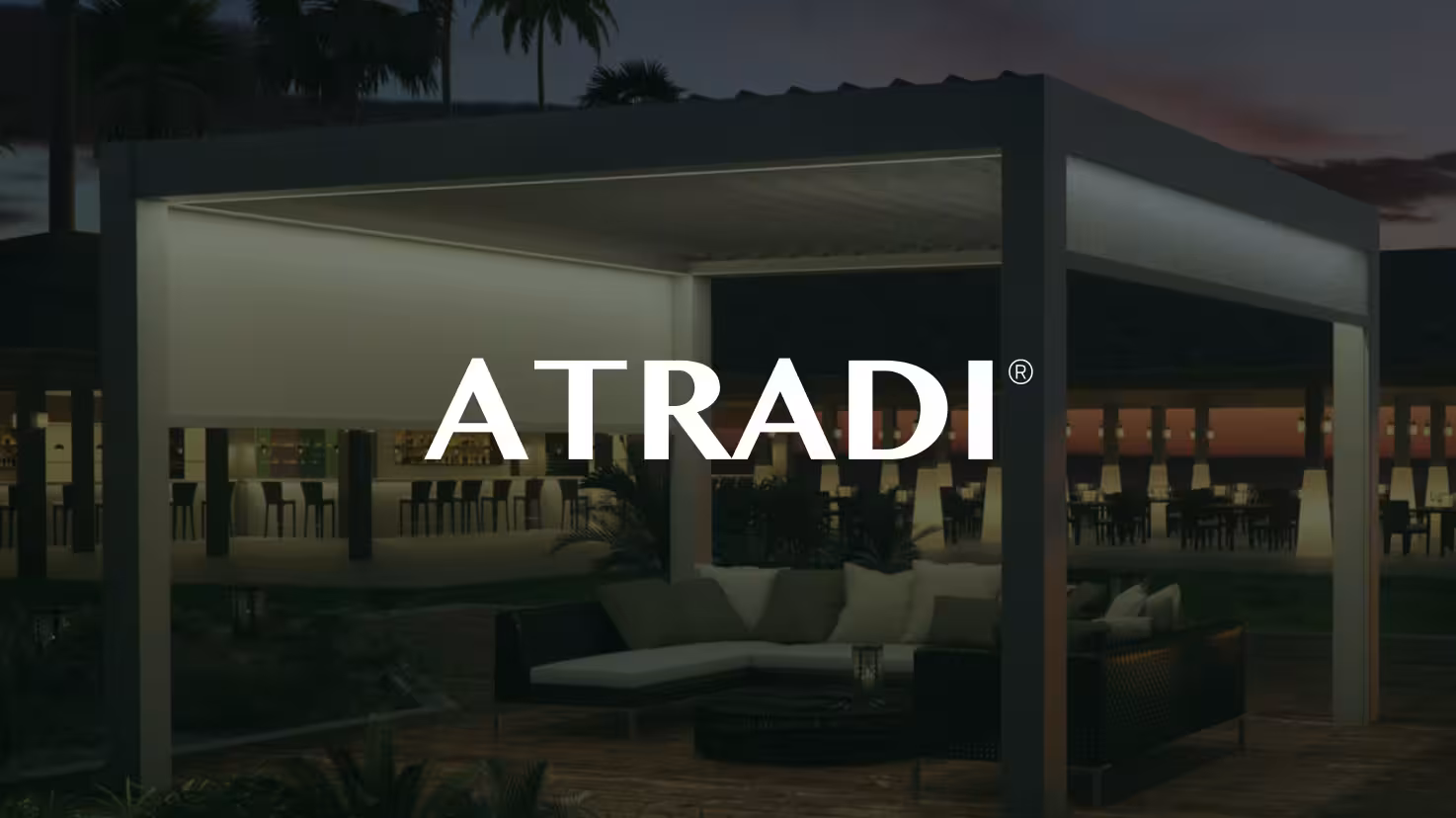 Atradi-Logo vor einem modernen Terrassendach in der Abenddämmerung