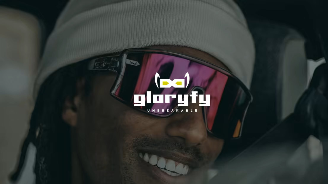 Gloryfy-Logo auf einer Sportbrille, getragen von einem lächelnden Mann mit Mütze