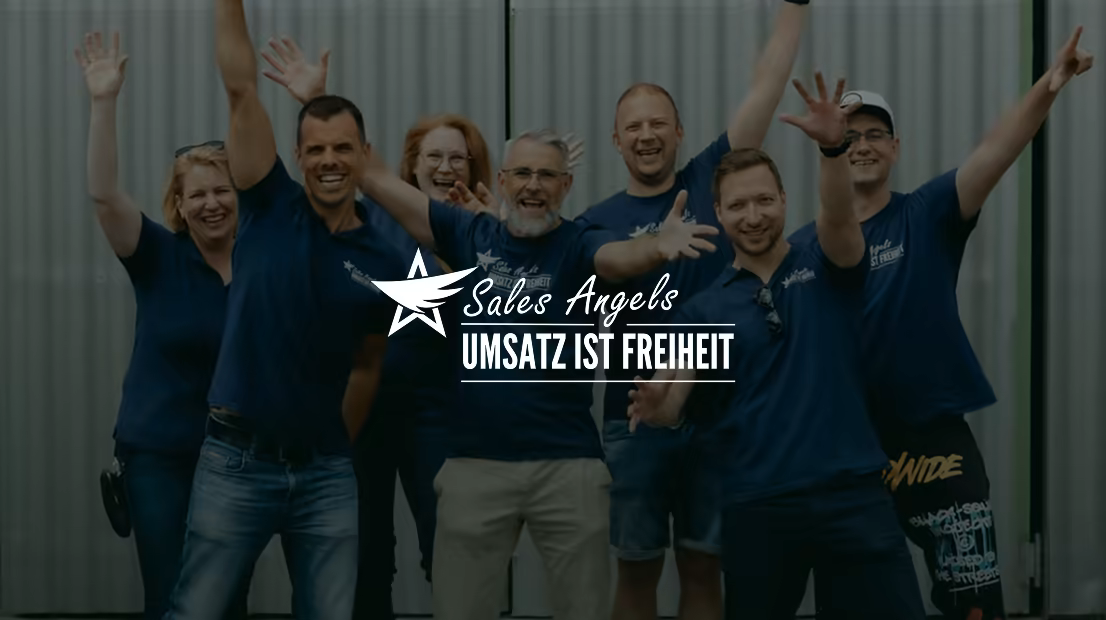 Sales-Angels-Logo vor dem jubelnden Team in blauen Shirts