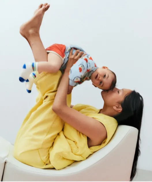 Mutter mit Baby in einem innigen Alltagsmoment – zeigt Nähe, Fürsorge und Elternsein.