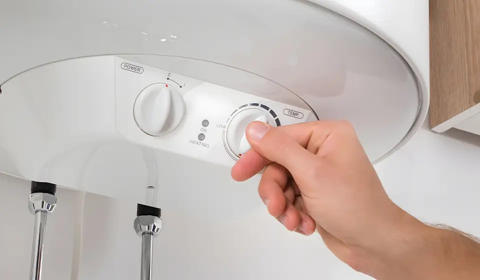 Photo libre de droits installation d'un chauffe-eau par plombier