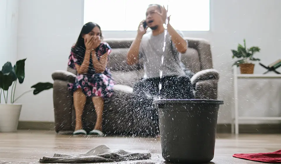 Photo libre de droits d'un couple qui est victime d'une énorme fuite d'eau