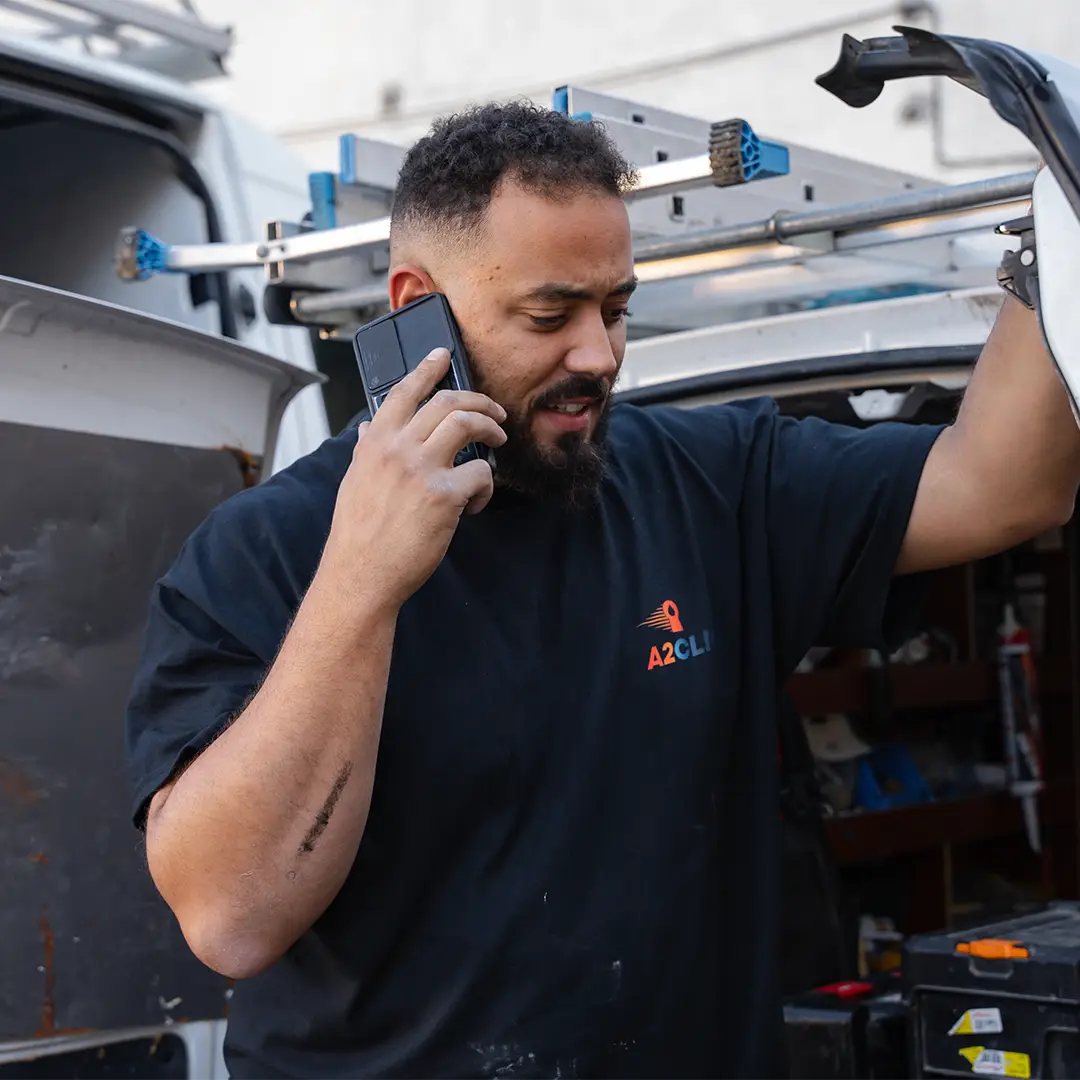 Colin Carpentier au téléphone avec un client pour un devis plomberie