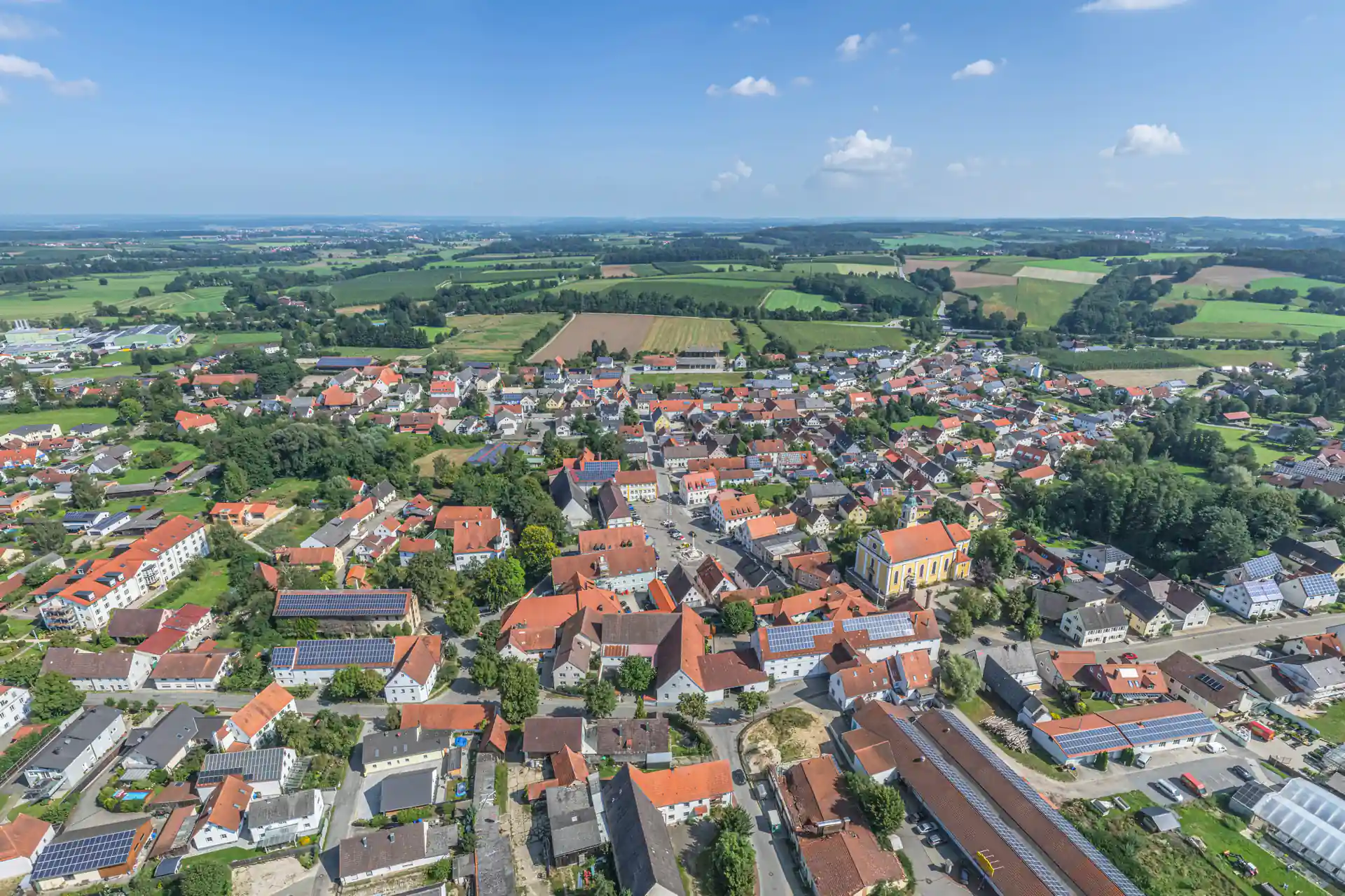 Sommerlicher Blick auf Siegenburg an der Abens in der Hallertau