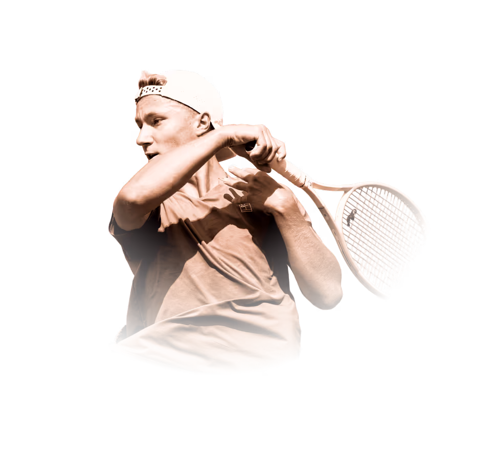 Junger Tennisspieler mit Baseballkappe, der einen Schlag mit Tennisschläger ausführt.