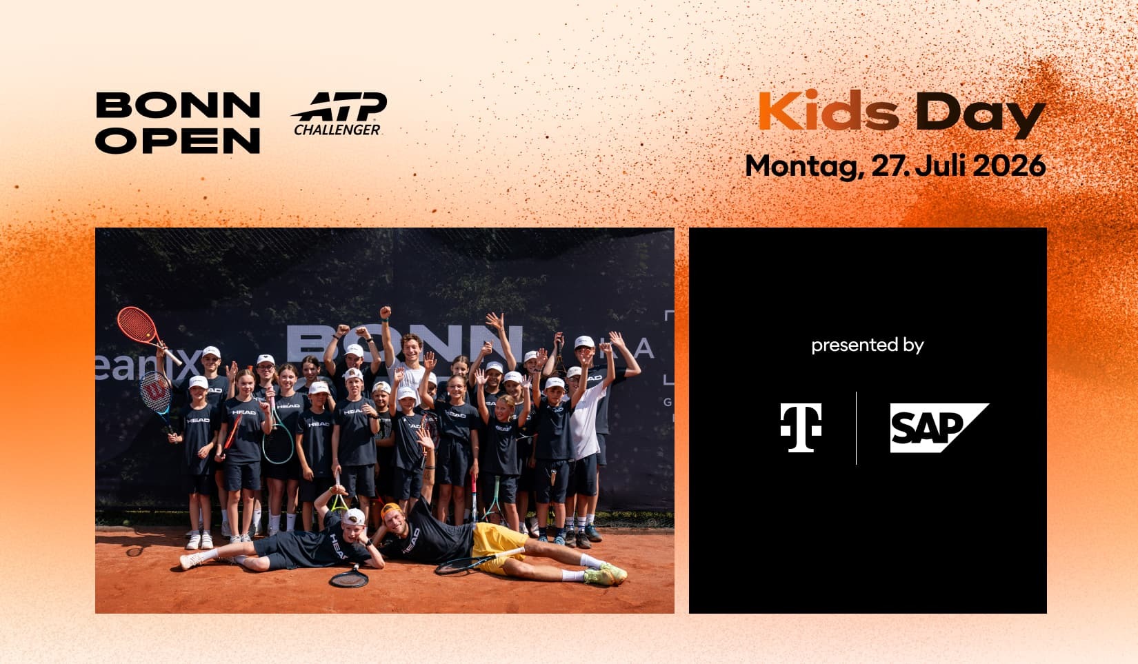 Porträt von Dominic Thiem mit Stirnband vor orangefarbenem Hintergrund.