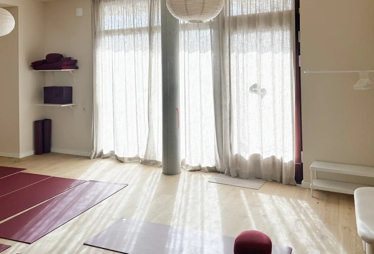 gotain curtains covering the strong shining lights
