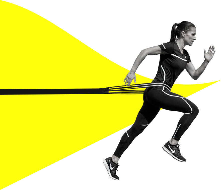 Personal Training Übung - Sportlerin, die an einem Gummizug trainiert