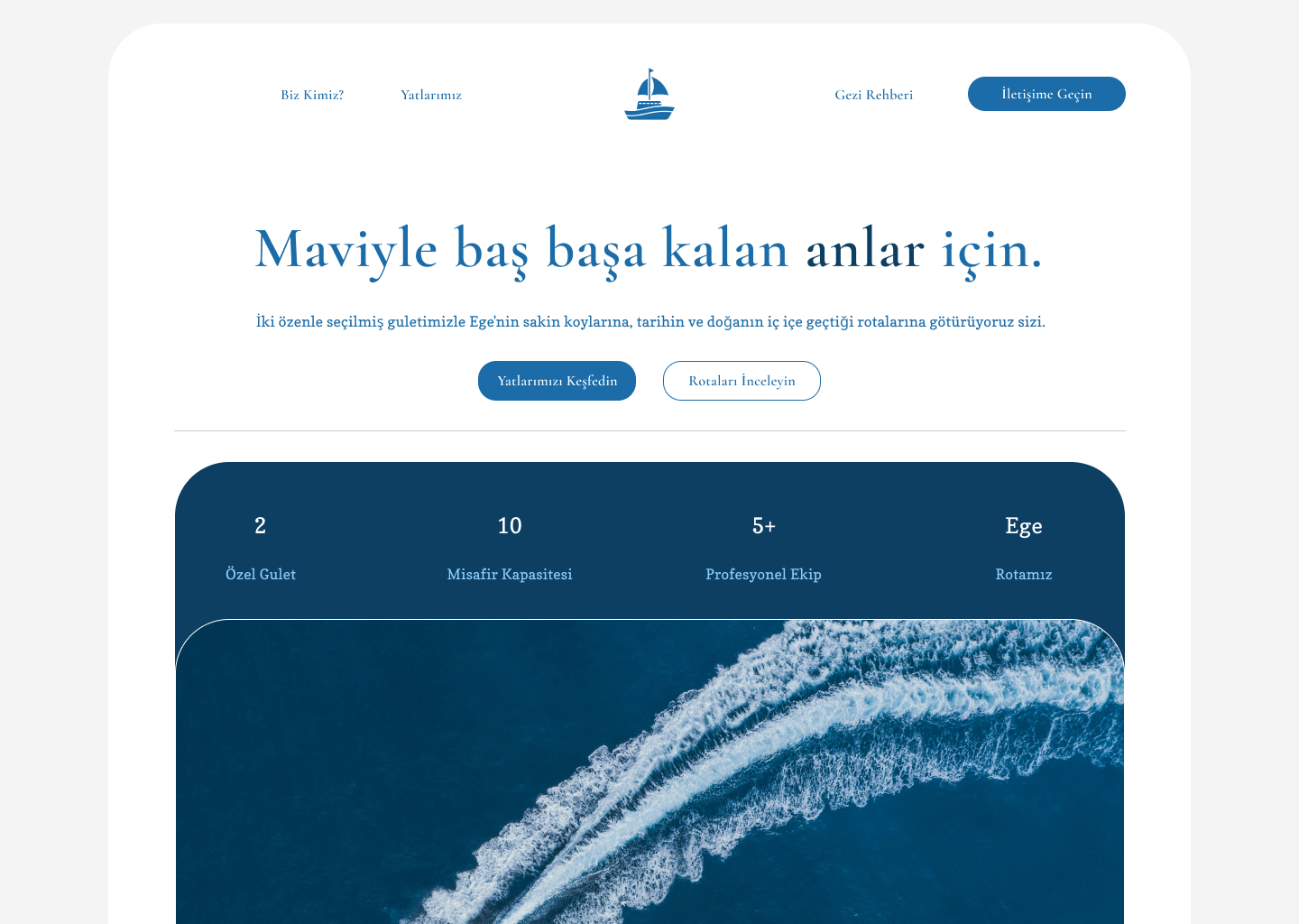 Mavi denizde ilerleyen beyaz bir gulet motor teknesi ve web sitesi arayüzünde yat turları bilgileri.
