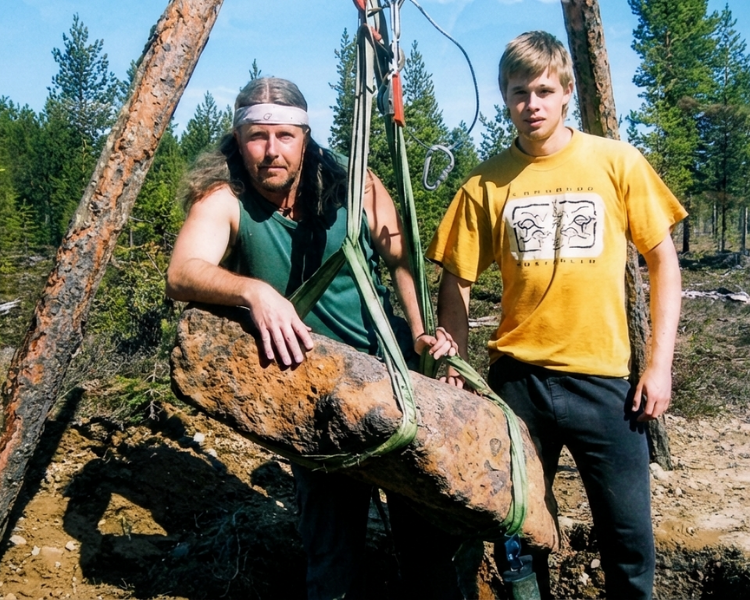 Jiří Šimek se synem Davidem Šimkem při vyzvedávání 950kg meteoritu Muonionalusta z arktické tundry