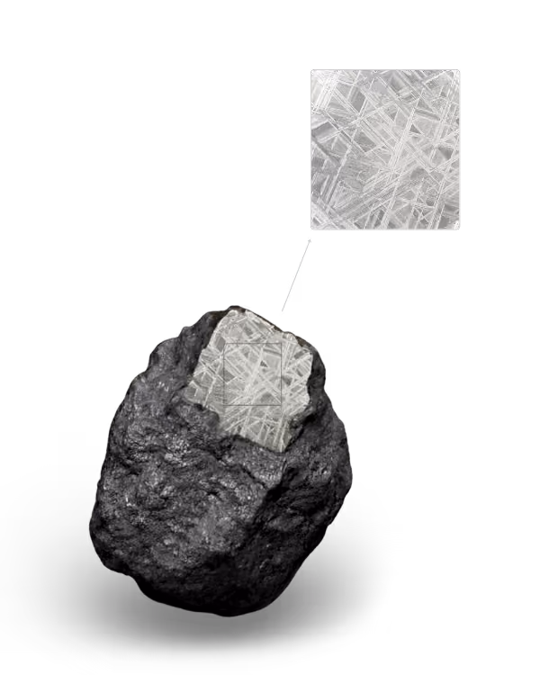 Detailní pohled na Widmanstättenovy obrazce – unikátní krystalická struktura vesmírného původu.