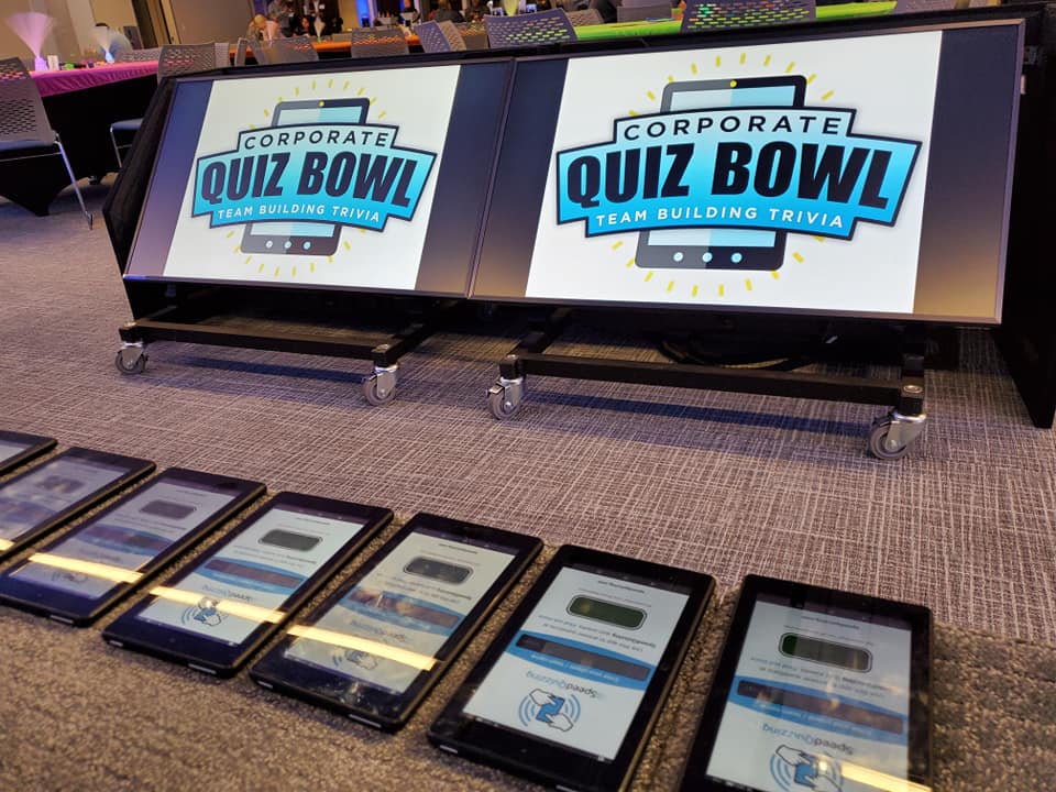 Quiz type jeu TV (buzzers / animateur), équipes en action pendant l'activité