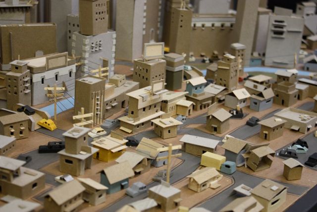 Village en carton, équipes en action pendant l'activité