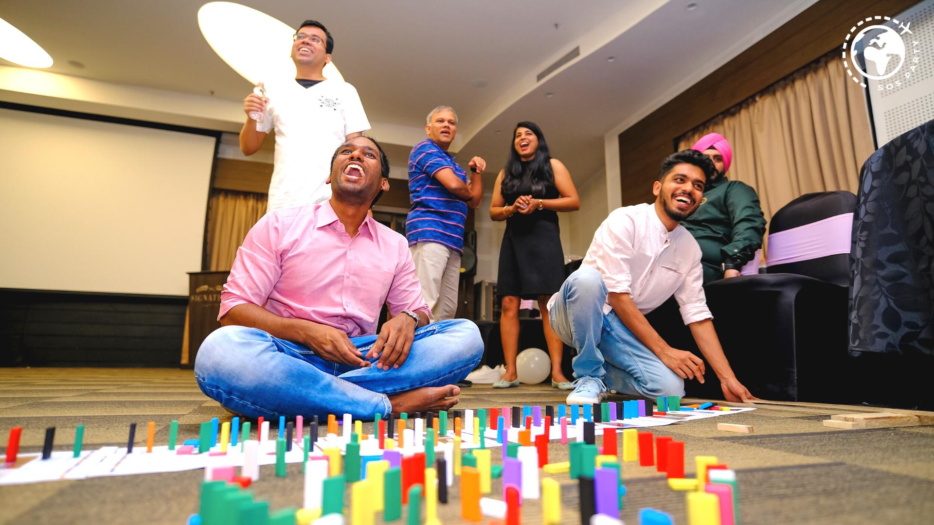 Domino géant, équipes en action pendant l'activité