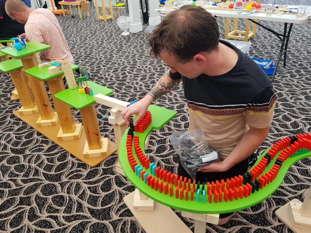 Domino géant, moment de cohésion d'équipe réussi