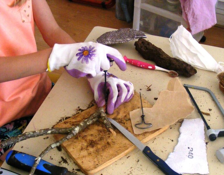 Atelier sculpture sur bois, équipes en action pendant l'activité