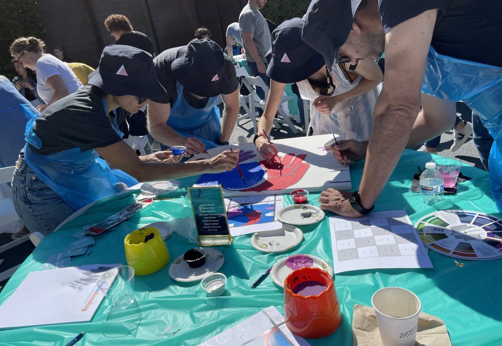 Fresque géante collective, moment de cohésion d'équipe réussi