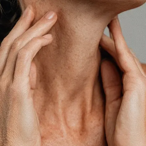 Trattamento specifico per la zona décolleté — idratazione, uniformità del tono e ripristino dell'elasticità della pelle delicata in ARCHIVIA