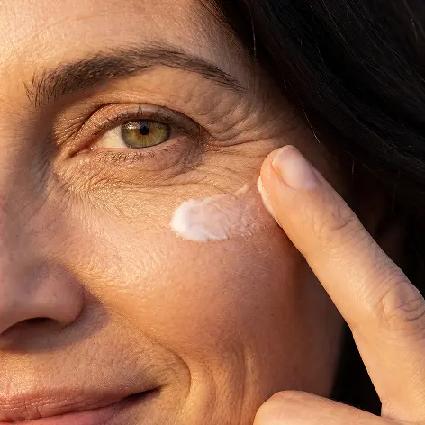 Modulazione della mimica facciale e digitopressione mirata — distensione muscolare e attenuazione delle linee d'espressione in ARCHIVIA