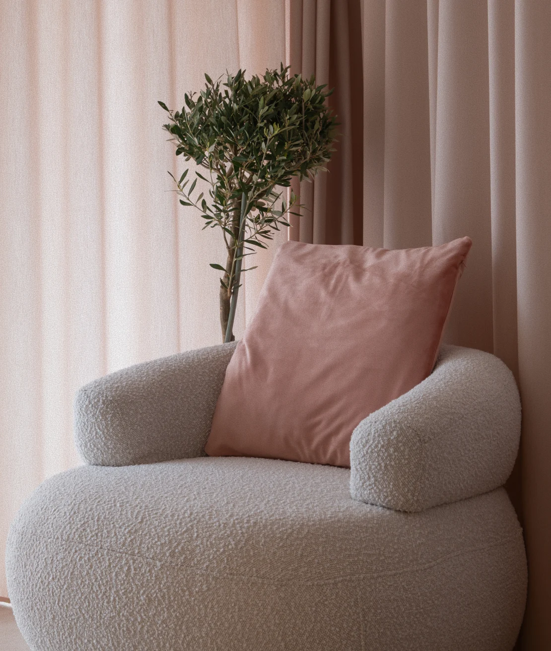 Dettaglio dell'interno dello studio ARCHIVIA — specchio ondulato, mensola in legno con piante vive e luce naturale, atmosfera di calma e sicurezza per la cura della pelle del viso