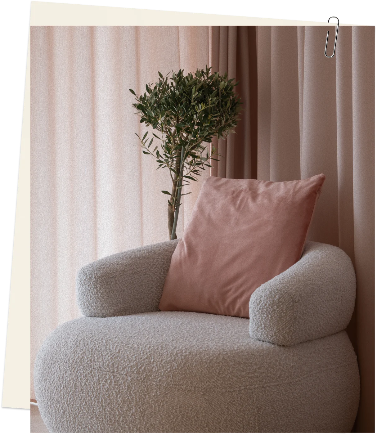 Dettaglio dell'interno dello studio ARCHIVIA — specchio ondulato, mensola in legno con piante vive e luce naturale, atmosfera di calma e sicurezza per la cura della pelle del viso