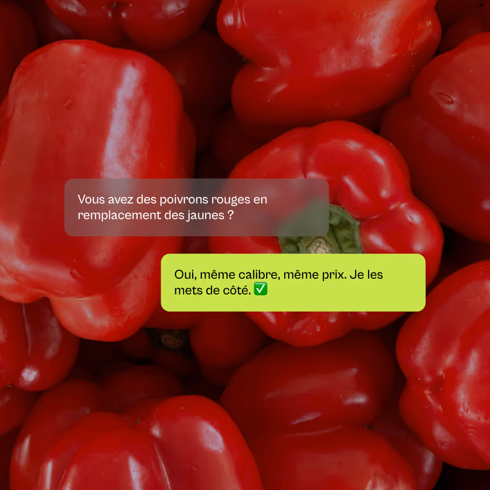 Close-up of red bell peppers with chat bubbles in French about replacing yellow peppers with red ones.
