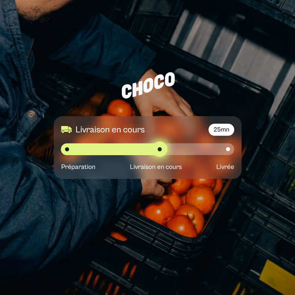 Hands placing red tomatoes into a black crate with a delivery tracking overlay showing 'Livraison en cours' and 25 minutes remaining.